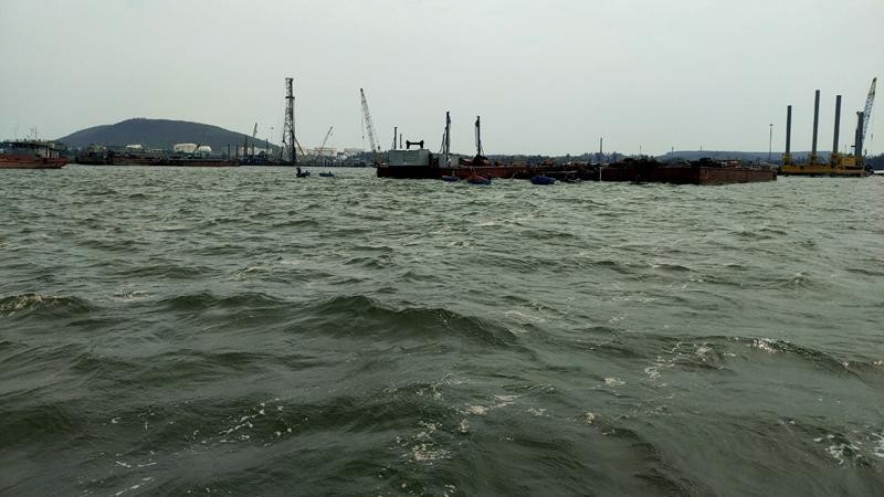 Khu vực vùng nước cảng Dung Quất, nơi ngư dân bị lật thuyền thúng.