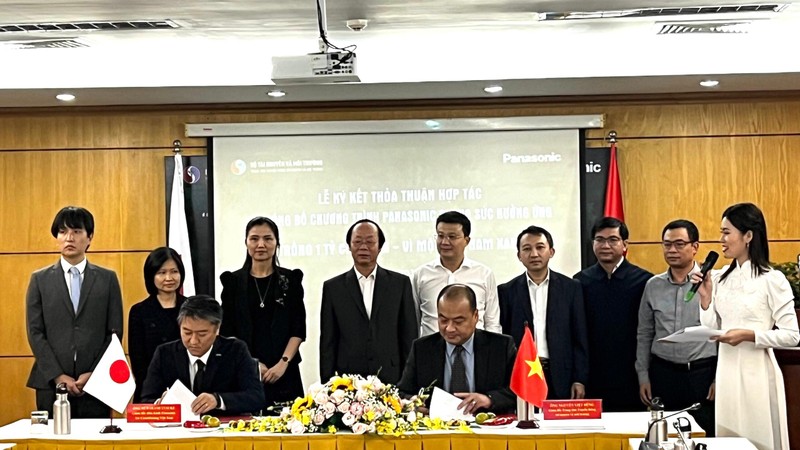Lãnh đạo Trung tâm Truyền thông Tài nguyên và Môi trường và Công ty trách nhiệm hữu hạn Panasonic Việt Nam ký kết thỏa thuận hợp tác.