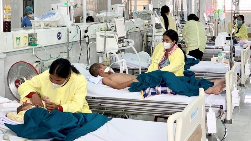 Bệnh nhân sốt xuất huyết đang điều trị tại Bệnh viện Nhi Gia Lai.