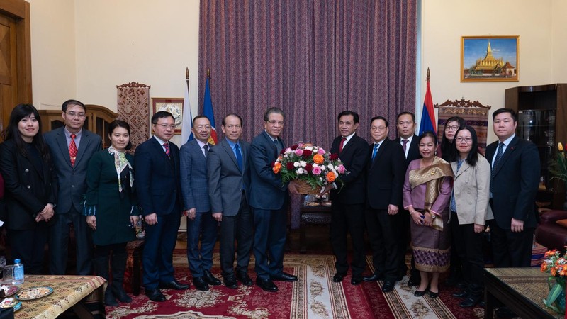 Đại sứ Đặng Minh Khôi tặng hoa đại diện Đại sứ quán Lào. (Ảnh: THANH THỂ)