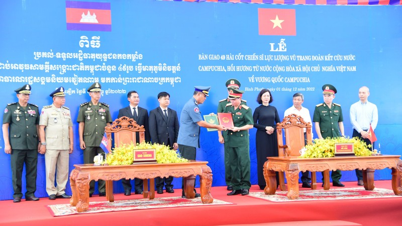 Đại diện phía Việt Nam và nước bạn Campuchia ký kết giao nhận 49 hài cốt chiến sĩ Campuchia.