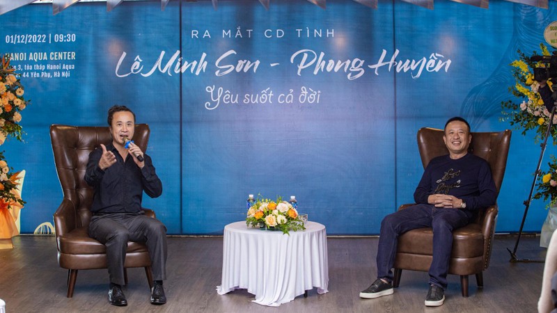 Nhạc sĩ Lê Minh Sơn (trái) và tác giả thơ Phong Huyền tại buổi ra mắt sản phẩm âm nhạc mới.