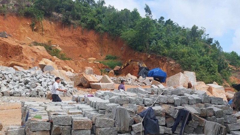 Hiện trường vụ khai thác đá trái phép tại khu vực hai xã Hòa Xuân Đông và phường Hòa Xuân Tây, thị xã Đông Hòa, Phú Yên.