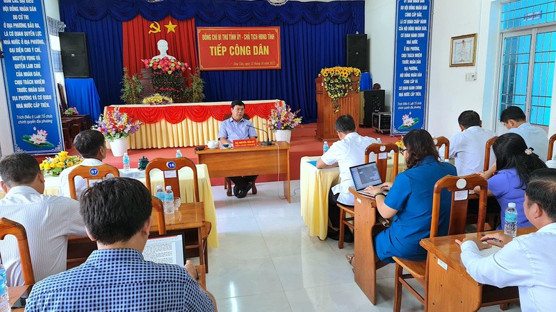Bí thư Tỉnh ủy Cà Mau tiếp công dân ở xã Hoà Tân để xử lý vụ việc kéo dài về tái chiếm sau thi hành án, qua đó yêu cầu kiểm điểm những cán bộ thiếu trách nhiệm, làm chưa tròn vai.