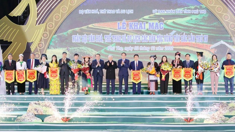 Đồng chí Đỗ Văn Chiến và lãnh đạo tỉnh Phú Thọ tặng cờ lưu niệm cho các địa phương tham gia ngày hội.