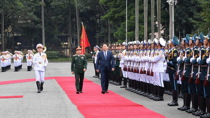 Đại tướng Phan Văn Giang, Bộ trưởng Quốc phòng cùng Ngài Saikhanbayar Gursed, Bộ trưởng Quốc phòng Mông Cổ, duyệt đội danh dự.