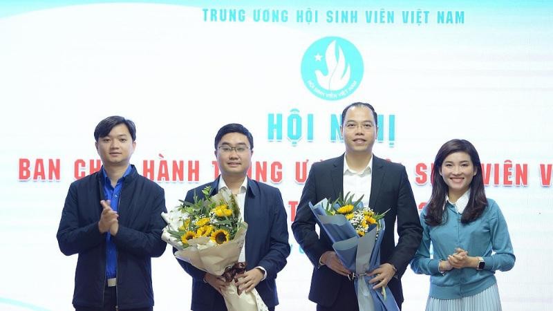 Bí thư Trung ương Đoàn, Chủ tịch Hội Sinh viên Việt Nam Nguyễn Minh Triết (ngoài cùng bên trái) trao hoa tặng 2 tân Phó Chủ tịch Hội Sinh viên Việt Nam. 