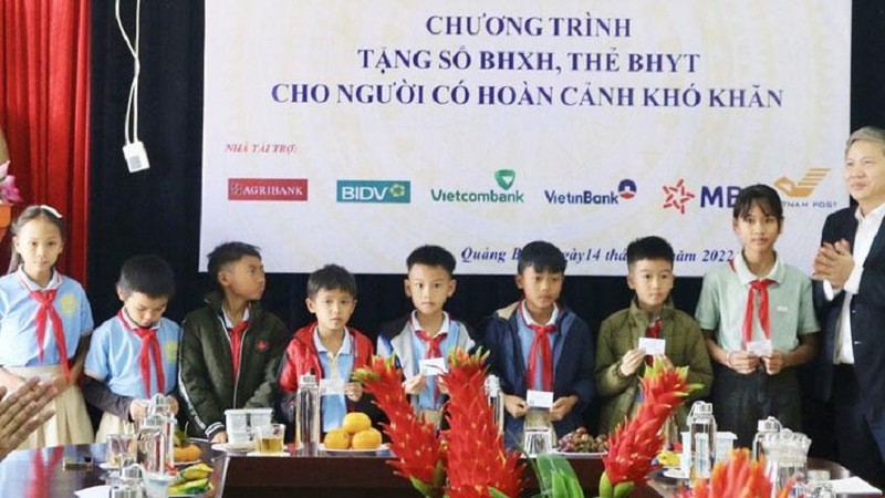 Phó Tổng Giám đốc Bảo hiểm xã hội Việt Nam Nguyễn Đức Hòa trao tặng thẻ Bảo hiểm y tế cho học sinh nghèo xã Quảng Đông.
