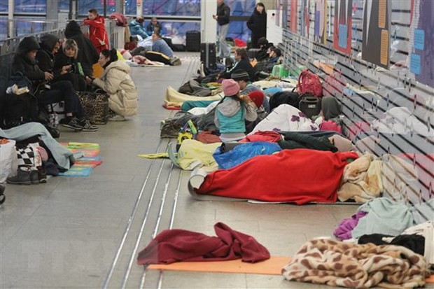 Người tị nạn từ Ukraine tại ga tàu hỏa ở Warsaw, Ba Lan, ngày 7/3/2022. (Ảnh: PAP/TTXVN)