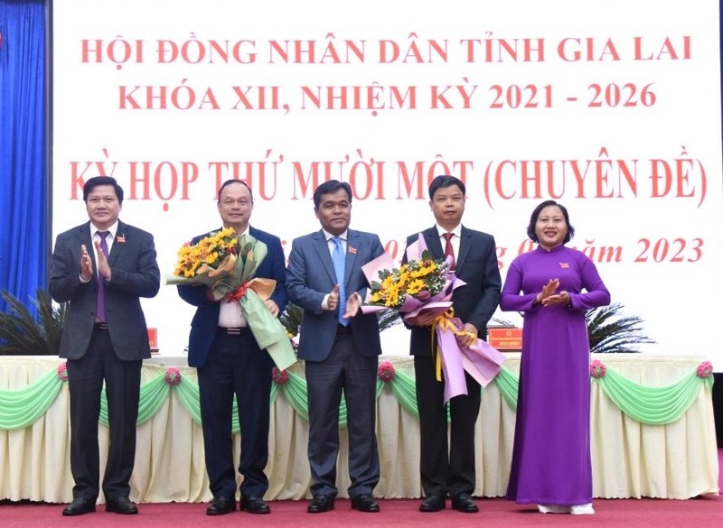 Ông Nguyễn Hữu Quế (thứ hai từ phải sang) và ông Dương Mah Tiệp (thứ ba từ trái sang) trúng cử chức danh Phó Chủ tịch Ủy ban nhân dân tỉnh khóa 12 (nhiệm kỳ 2021-2026). 