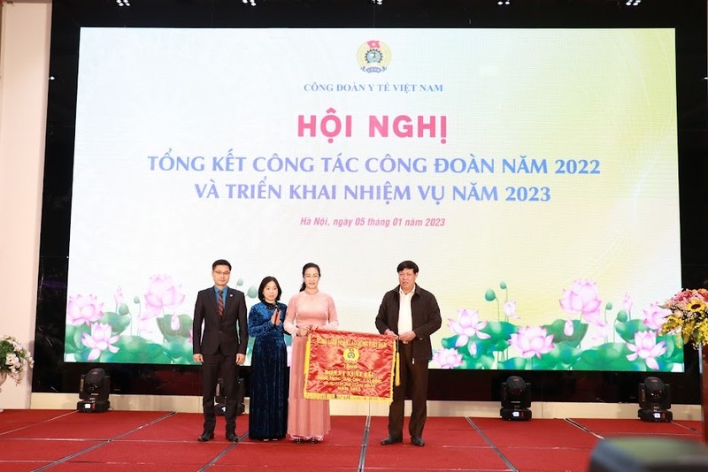 Công đoàn Y tế Việt Nam nhận Cờ thi đua xuất sắc của Tổng Liên đoàn Lao động Việt Nam năm 2022.