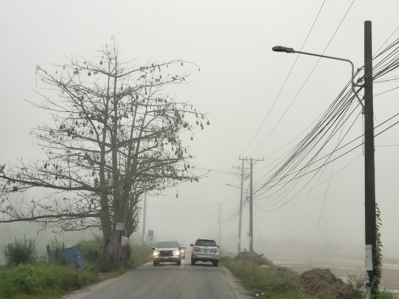 Sương mù xuất hiện dày đặc trên các tuyến đường ở thành phố Cần Thơ.