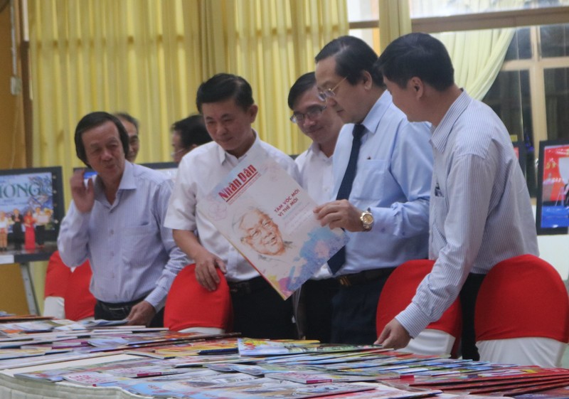 Phó Chủ tịch Ủy ban nhân dân tỉnh Long An Nguyễn Minh Lâm xem báo Nhân Dân trưng bày tại Hội báo Xuân Quý Mão năm 2023. 