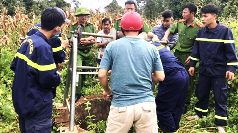 Công an huyện Cư Kuin phối hợp Phòng Cảnh sát phòng cháy chữa cháy và cứu nạn cứu hộ, Công an tỉnh Đắk Lắk khẩn trương cứu hộ ông Y Son dưới giếng sâu.