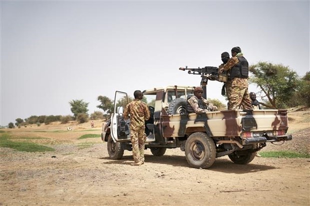 Binh sĩ Mali tuần tra. (Ảnh: AFP/TTXVN)