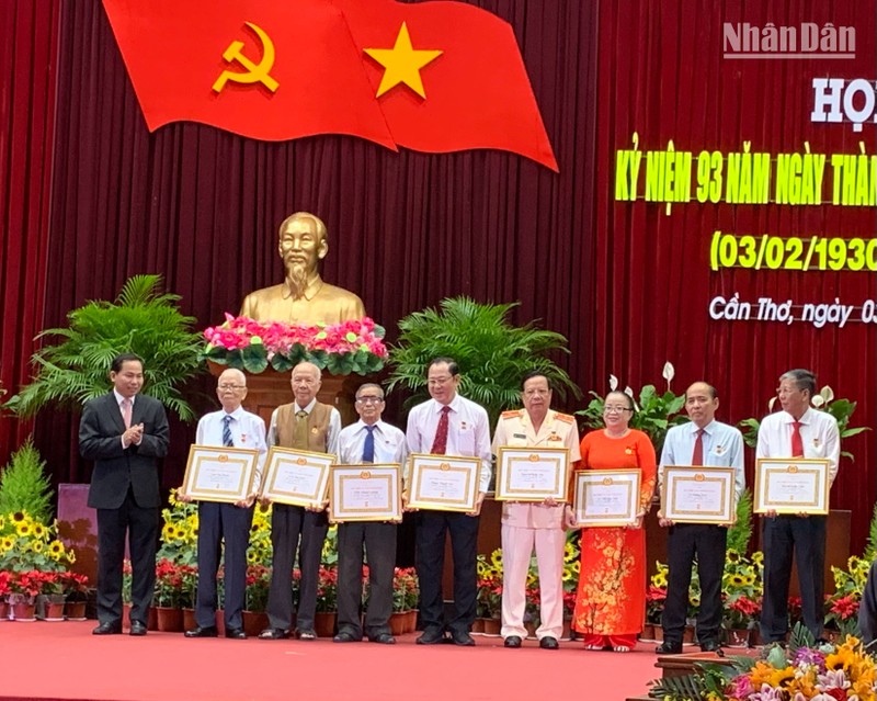 Lãnh đạo Thành ủy Cần Thơ trao huy hiệu đảng tặng các đồng chí cao tuổi đảng. (Ảnh: THANH TÂM)
