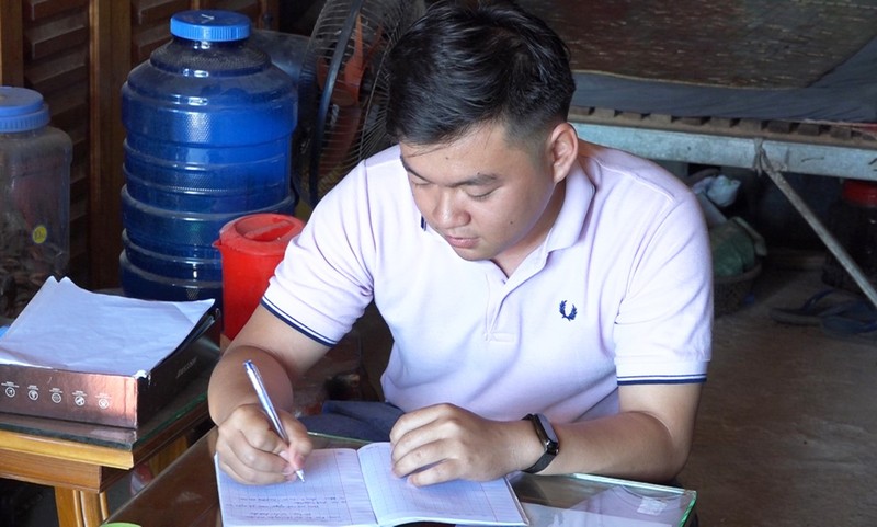 Em Đinh Trọng Nam, thôn 1, xã Ia Tơi viết đơn tình nguyện lên đường nhập ngũ.