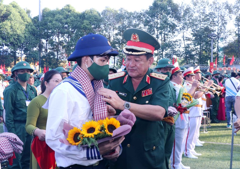 Thượng tướng Võ Minh Lương, Ủy viên Trung ương Đảng, Ủy viên Thường vụ Quân ủy Trung ương, Thứ trưởng Bộ Quốc phòng động viên tân binh.