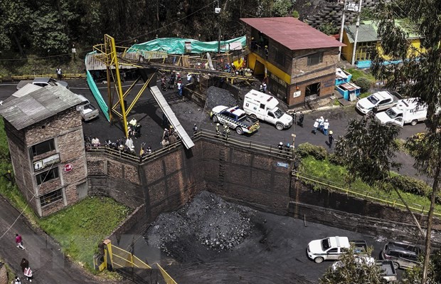 Nhân viên cứu hộ nỗ lực cứu những thợ mỏ bị mắc kẹt sau vụ nổ tại mỏ than ở Sutatausa, Colombia, ngày 15/3. (Ảnh: AFP/TTXVN)