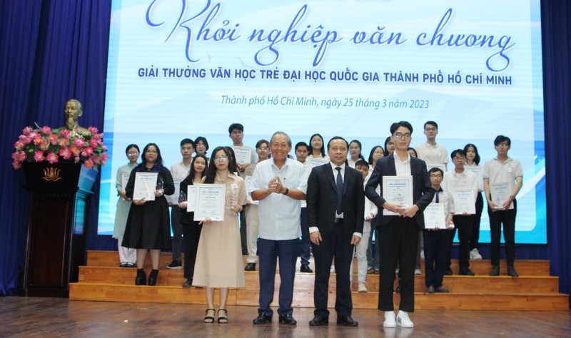 Ban tổ chức trao giải cho các thí sinh đạt giải nhất ở các hạng mục: Thơ, Tản văn, Truyện ngắn.