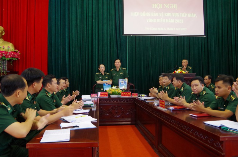 Bộ đội Biên phòng hai tỉnh Tiền Giang và Bến Tre ký kết bảo vệ khu vực tiếp giáp, vùng biển.