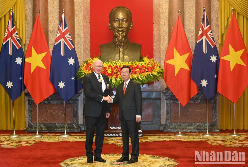 Chủ tịch nước Võ Văn Thưởng và Toàn quyền Australia David Hurley tại lễ đón. (Ảnh: DUY LINH)