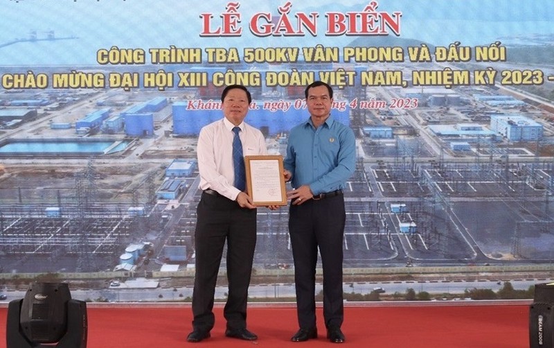 Đồng chí Nguyễn Đình Khang trao quyết định gắn biển công trình chào mừng Đại hội XIII Công đoàn Việt Nam.