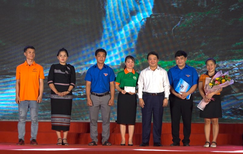 Đồng chí Hầu A Lềnh, Ủy viên Trung ương Đảng, Bộ trưởng, Chủ nhiệm Ủy ban Dân tộc trao quà động viên tinh thần các thành viên Câu lạc bộ thanh niên khởi nghiệp vùng đồng bào dân tộc thiểu số và miền núi Quảng Ngãi.