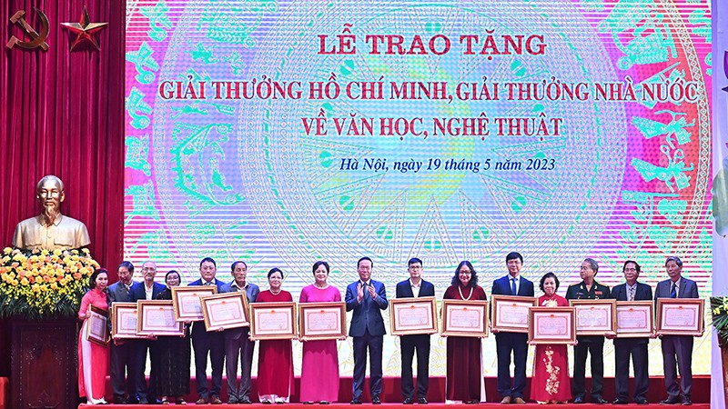 Chủ tịch nước Võ Văn Thưởng trao tặng Giải thưởng Hồ Chí Minh cho các tác giả, đại diện gia đình các tác giả. (Ảnh: Đăng Khoa)