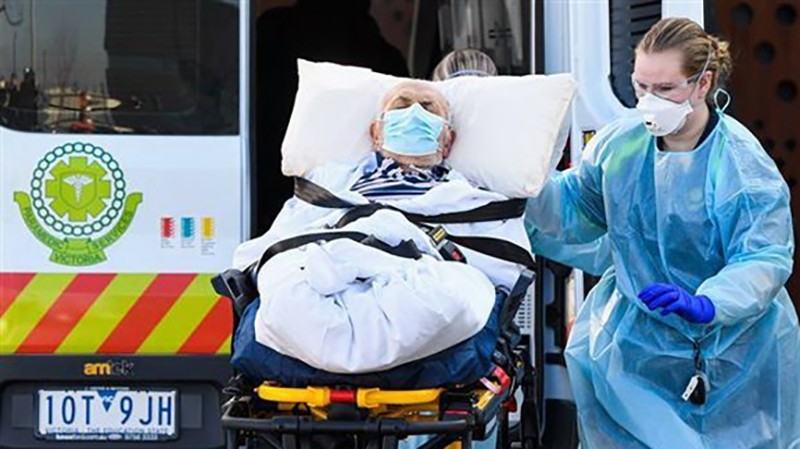 Nhân viên y tế chuyển bệnh nhân Covid-19 tại Melbourne, Australia. (Ảnh: AFP/TTXVN)