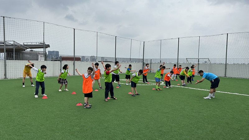 Giờ học bóng đá của học sinh Trường tiểu học Chu Văn An (Tây Hồ, Hà Nội).