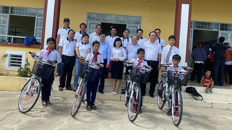 Ngân hàng Hàng hải chi nhánh Phú Yên tặng xe đạp cho học sinh điểm trường thôn Hoà Ngãi, xã vùng cao Sơn Định, huyện Sơn Hòa, Phú Yên.