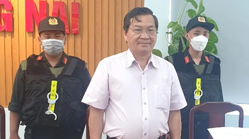 Cơ quan An ninh điều tra, Công an tỉnh Đồng Nai thi hành lệnh bắt bị can Trần Minh Hùng.