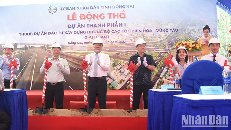 Thực hiện nghi thức động thổ xây dựng dự án thành phần 1 thuộc dự án đầu tư xây dựng đường bộ cao tốc Biên Hòa-Vũng Tàu giai đoạn 1.
