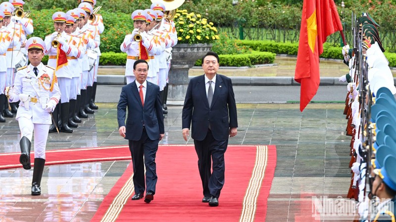 Chủ tịch nước Võ Văn Thưởng và Tổng thống Đại Hàn Dân Quốc Yoon Suk Yeol duyệt Đội Danh dự Quân đội nhân dân Việt Nam. 