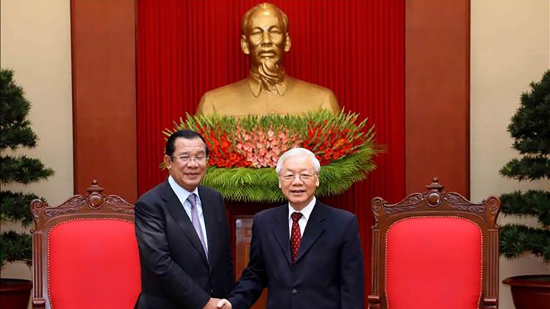 Tổng Bí thư, Chủ tịch nước Nguyễn Phú Trọng (bên phải) và Thủ tướng Vương quốc Campuchia Samdech Hun Sen. (Ảnh: Phương Hoa/TTXVN)
