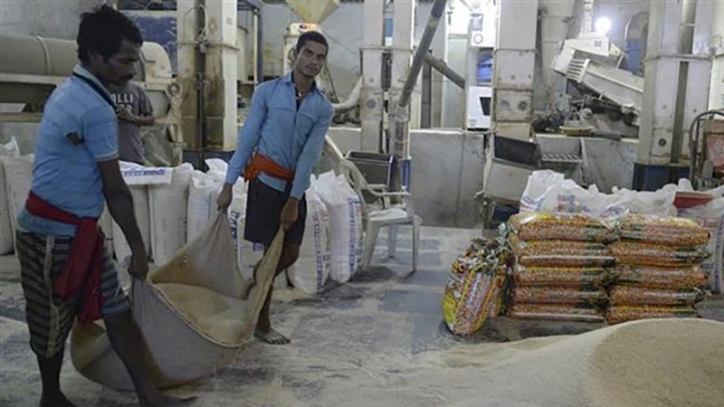 Công nhân làm việc tại một nhà máy xay xát gạo ở Hyderabad, Ấn Độ. (Ảnh: AFP/TTXVN)