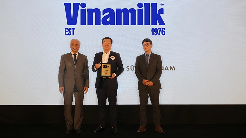 Ông Đỗ Thanh Tuấn - Giám đốc Đối ngoại Vinamilk - nhận danh hiệu Top 50 Công ty kinh doanh hiệu quả nhất Việt Nam.
