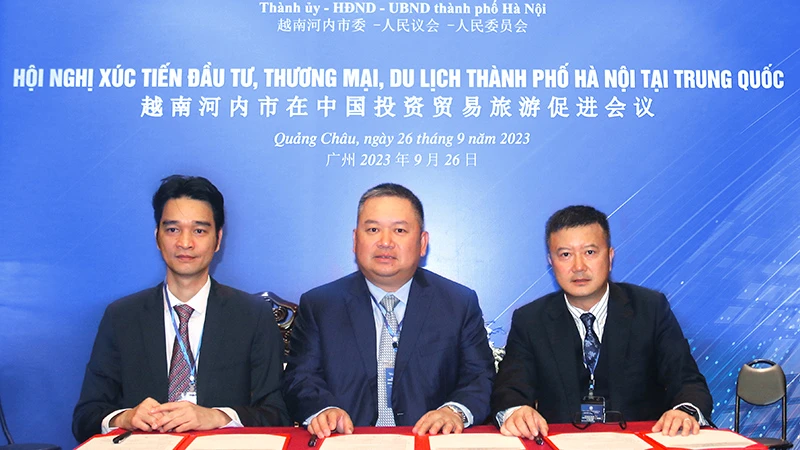 Đại diện Vinamilk (bên trái) ký kết biên bản ghi nhớ hợp tác với 2 doanh nghiệp hàng đầu trong lĩnh vực nhập khẩu-phân phối sữa và nông sản tại Trung Quốc. (Ảnh: Vi Nam)