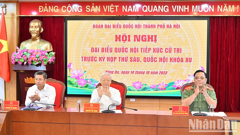 Tổng Bí thư Nguyễn Phú Trọng cùng các đại biểu Quốc hội Đơn vị bầu cử số 1, thành phố Hà Nội tham dự buổi tiếp xúc cử tri.
