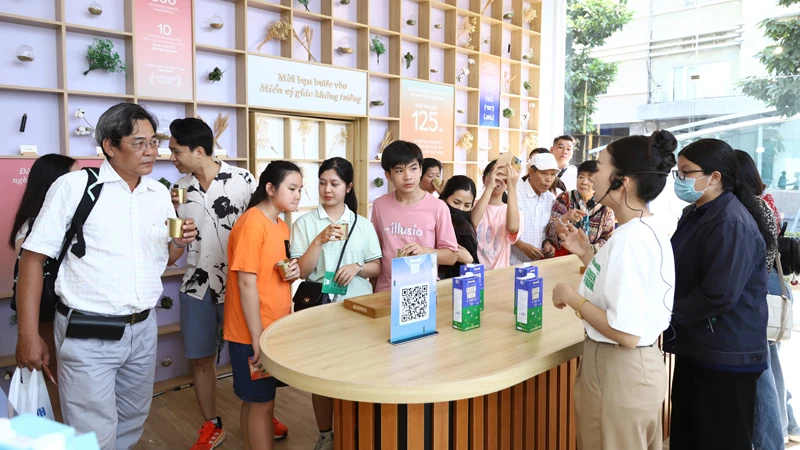 Người tiêu dùng thưởng thức thử dòng sản phẩm Vinamilk Green Farm mới tại sự kiện “Trải nghiệm thưởng thức - Chu du miền vị giác cùng Vinamilk Green Farm” ở Thành phố Hồ Chí Minh. (Ảnh: Vi Nam)