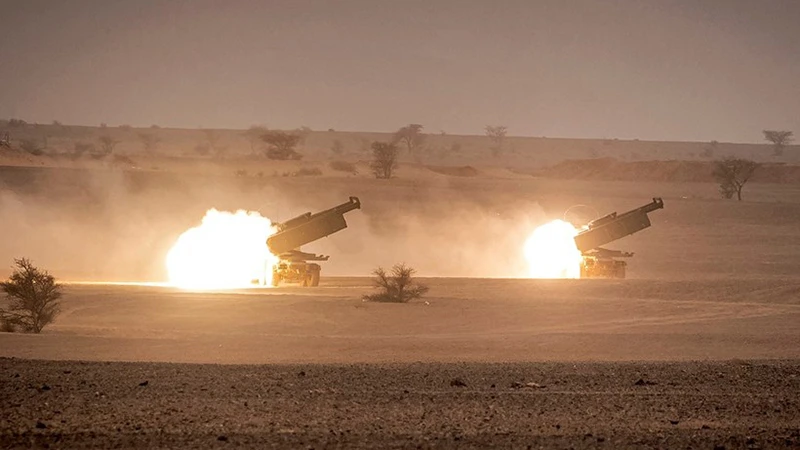 Hệ thống tên lửa pháo binh cơ động cao (HIMARS) của Mỹ khai hỏa trong một cuộc tập trận. (Ảnh: AFP/TTXVN)
