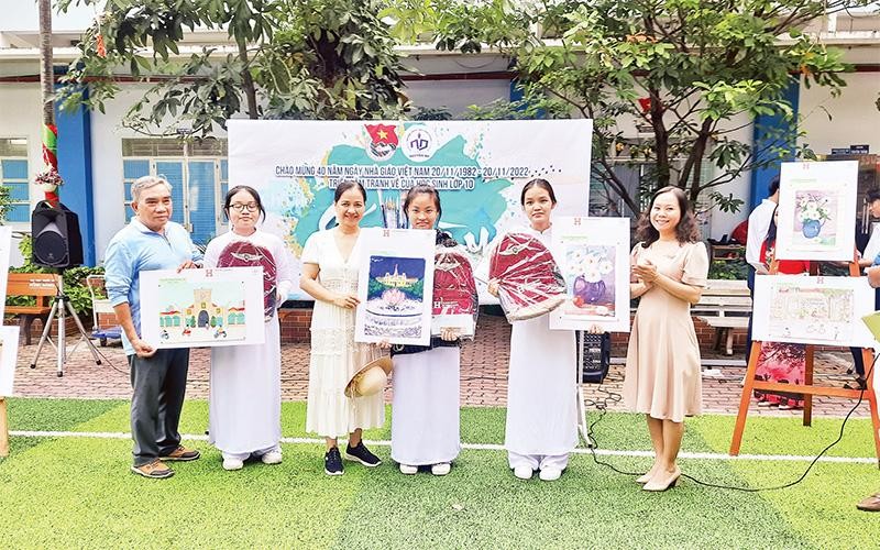 Trao thưởng cho các học sinh đoạt giải cuộc thi vẽ "Sắc màu" do Trường trung học phổ thông Nguyễn Du, quận 10, Thành phố Hồ Chí Minh tổ chức cho học sinh khối lớp 10. 