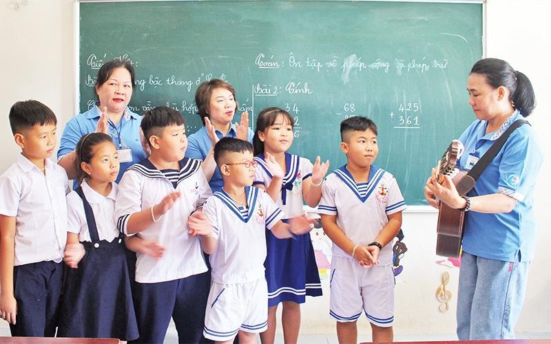 Ðoàn đại biểu ra thăm huyện đảo Trường Sa giao lưu văn nghệ với học sinh Trường tiểu học Song Tử Tây. (Ảnh PHAN SÁU) 