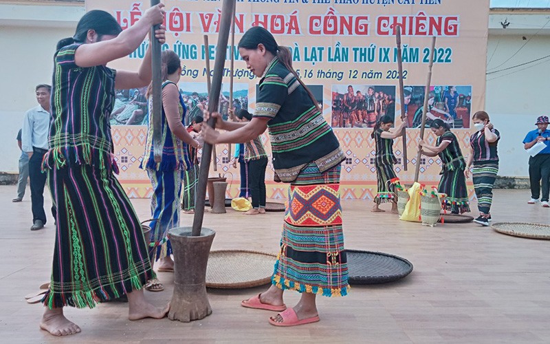Ðồng bào các dân tộc ở huyện Cát Tiên ( Lâm Ðồng) trong ngày hội văn hóa cồng chiêng. 