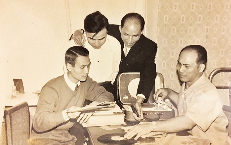 Nhà báo Trần Kiên (ngoài cùng bên trái) tác nghiệp tại Liên Xô năm 1962. 