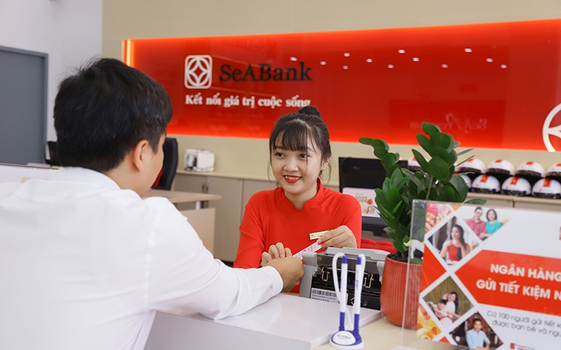Khách hàng giao dịch tại Chi nhánh Ngân hàng SeABank. 