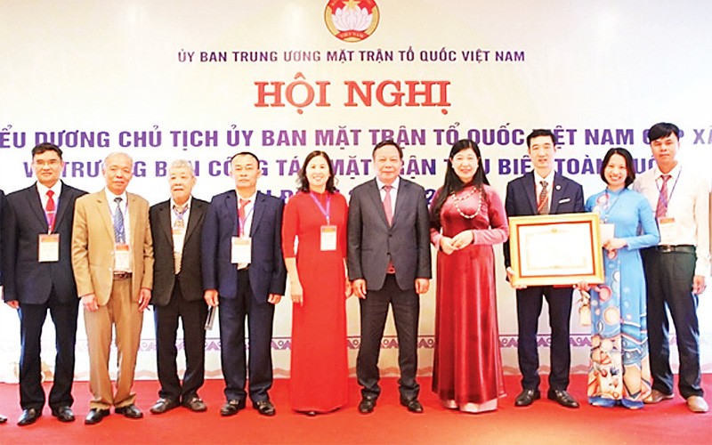 Ông Nguyễn Viết Ðăng (ngoài cùng bên phải) dự Hội nghị biểu dương Trưởng ban Công tác Mặt trận tiêu biểu toàn quốc. 