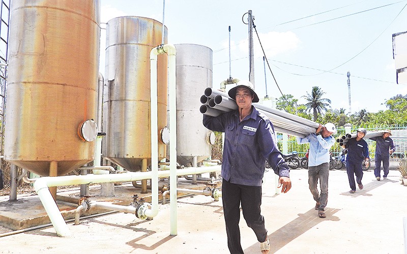 Vận chuyển tuyến ống về vùng nông thôn tỉnh Cà Mau để mở rộng, kéo dài đường ống cấp nước cho người dân. 