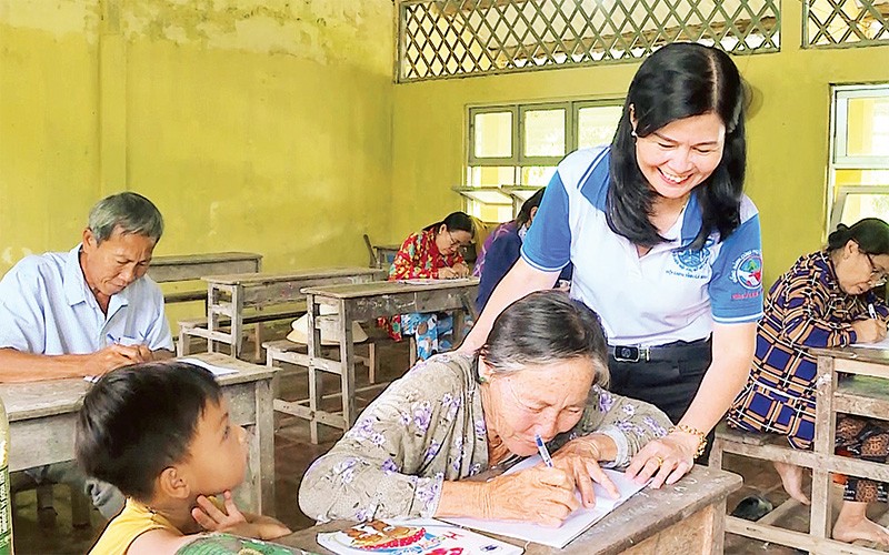Ðã 65 tuổi, nhưng bà Nguyễn Thị Thao vẫn tham gia lớp học tình thương Sào Lưới. 